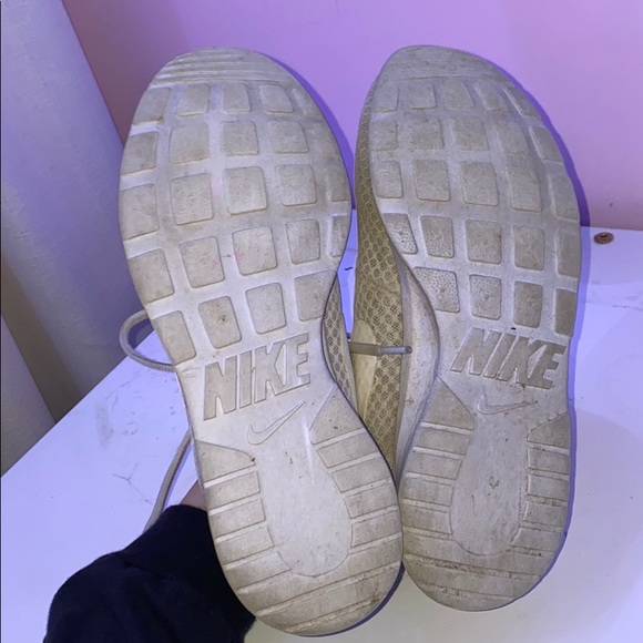 White nike sneaker - Picture 2 of 3